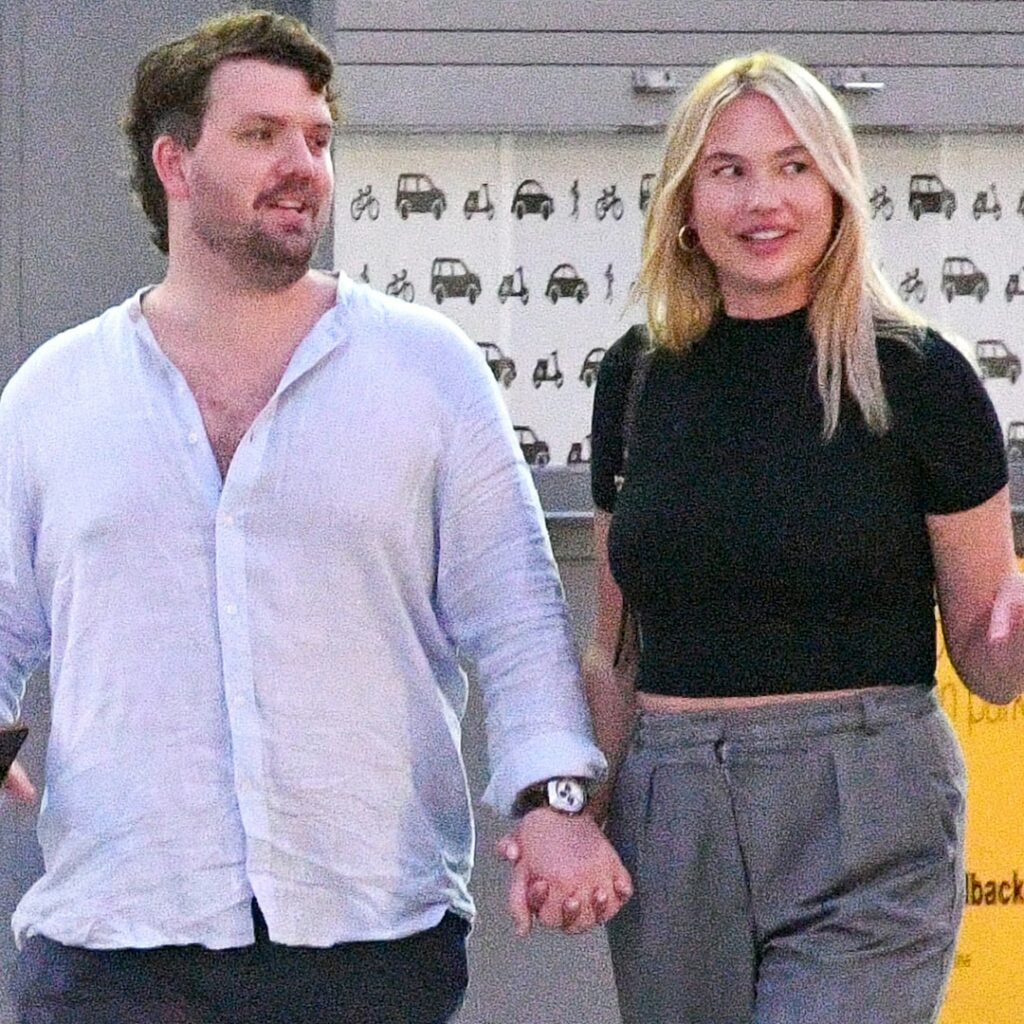 Taylor Swifts Brother Austin Swift Holds Hands With Model Sydney Ness In New York 1024x1024 